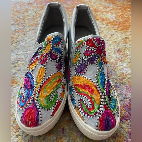 Women’s size 9 Wanted wedge sneakers w/ gorgeous colorful stitching design - Picture 8 of 9